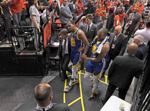 问鼎娱乐app “输球后情绪失控？詹姆斯拒绝采访提前离场，杜兰特举动引关注”